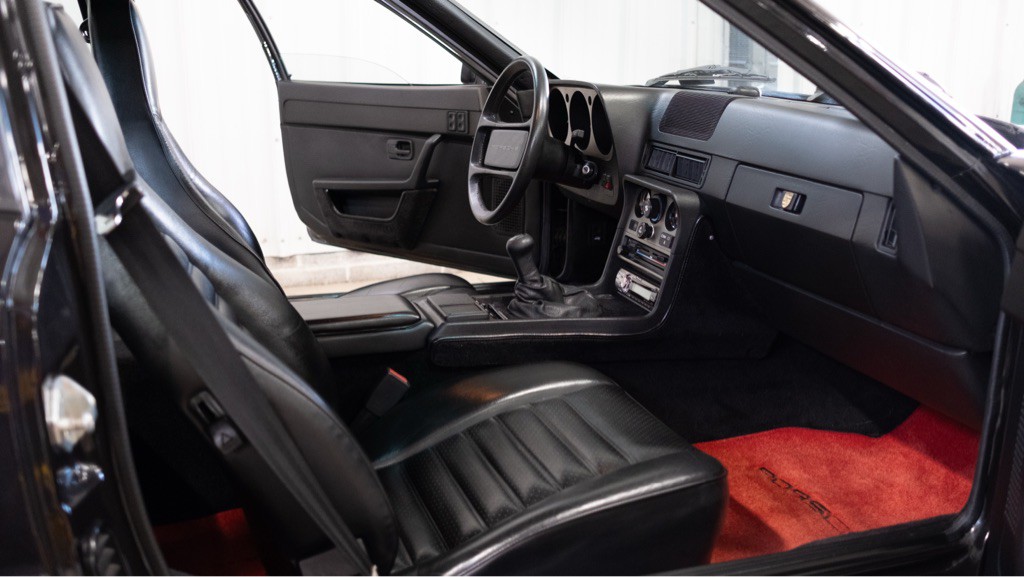1984 Porsche 944 Image 36