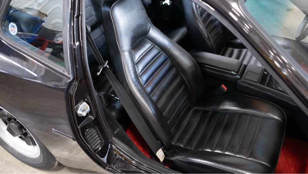 1984 Porsche 944 Image 37