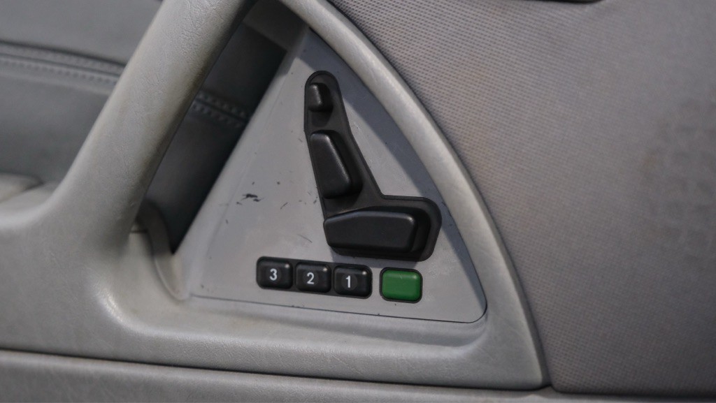 1997 Mercedes-Benz SL-Class Image 32
