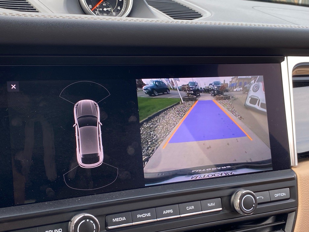 2020 Porsche Macan Image 40