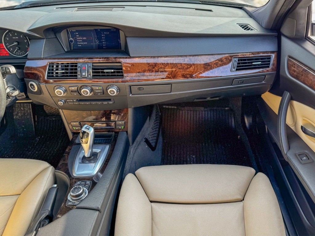 2010 BMW 5 Series Image 13