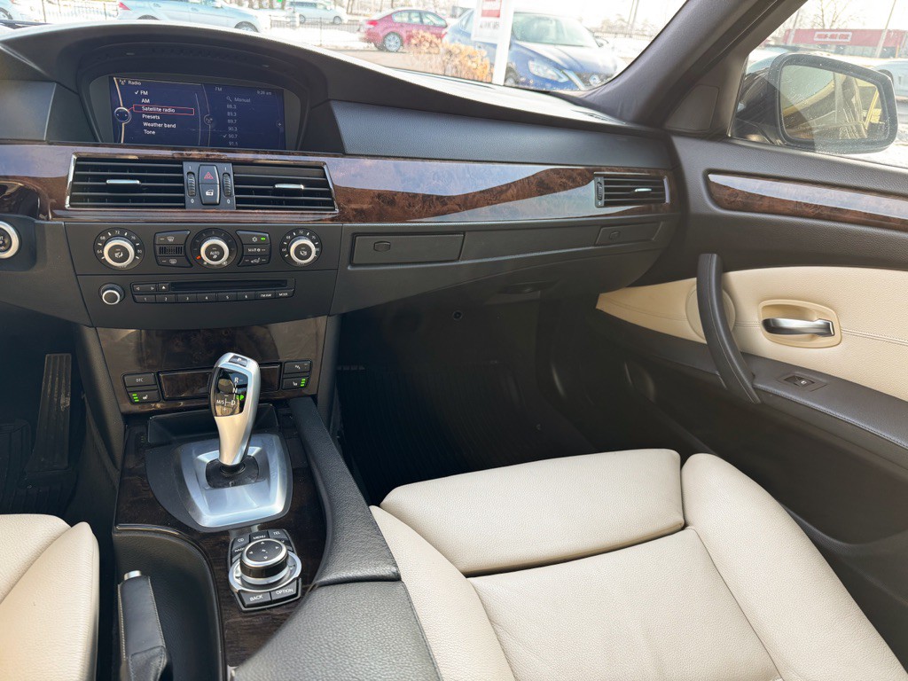 2010 BMW 5 Series Image 17