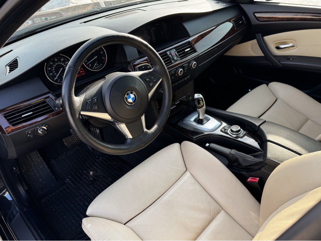 2010 BMW 5 Series Image 25