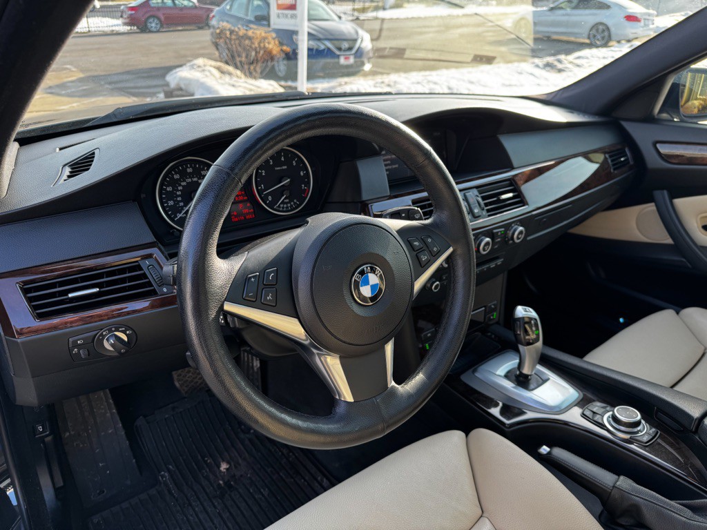 2010 BMW 5 Series Image 26