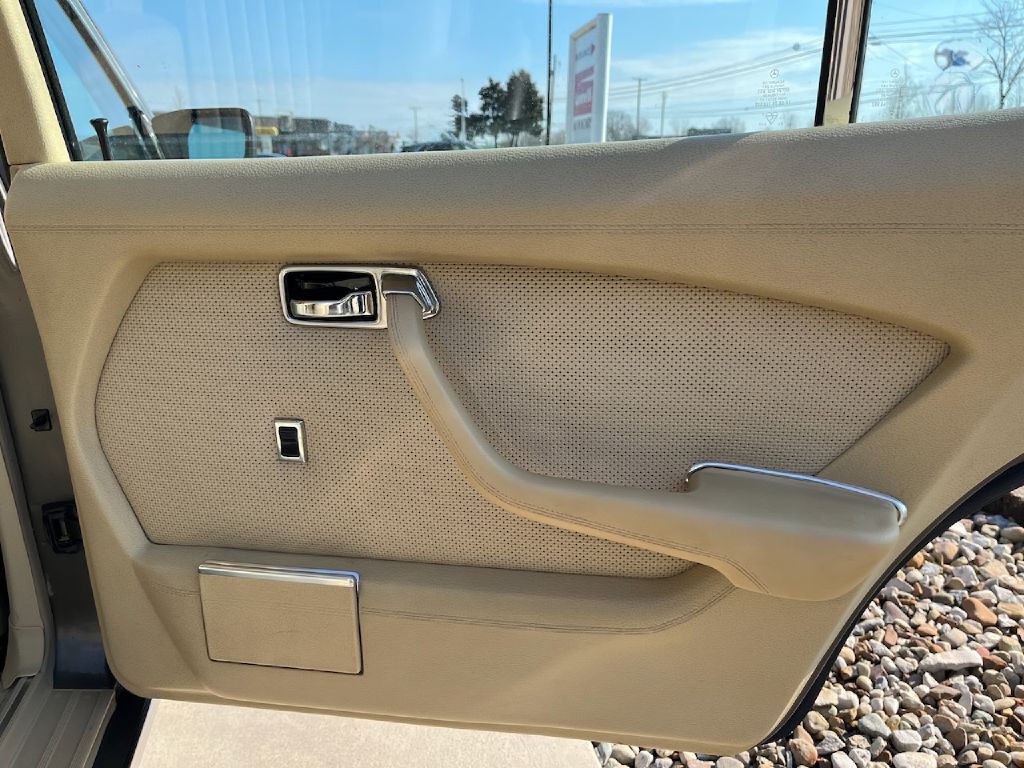 1980 Mercedes-Benz 420-Class Image 17