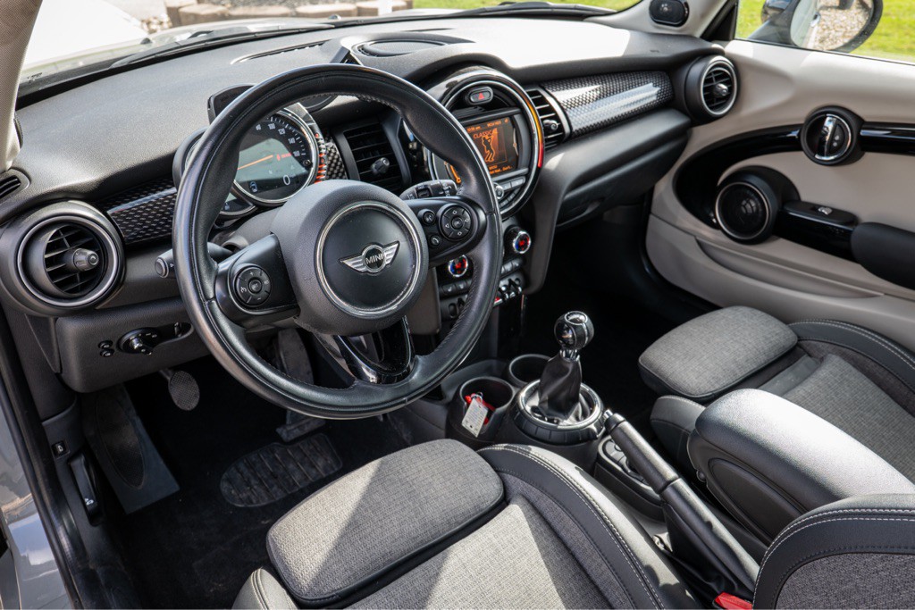 2015 MINI Cooper Image 17