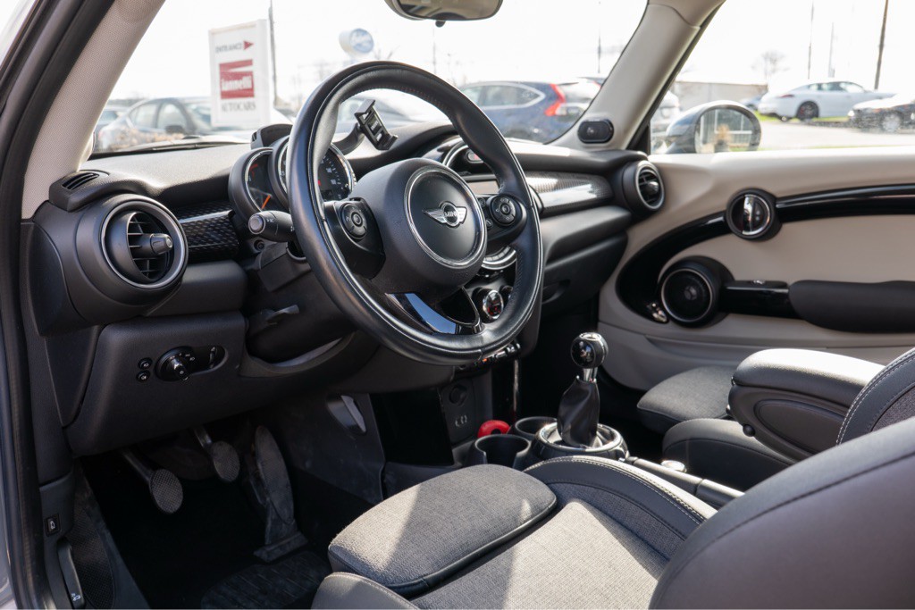 2015 MINI Cooper Image 25