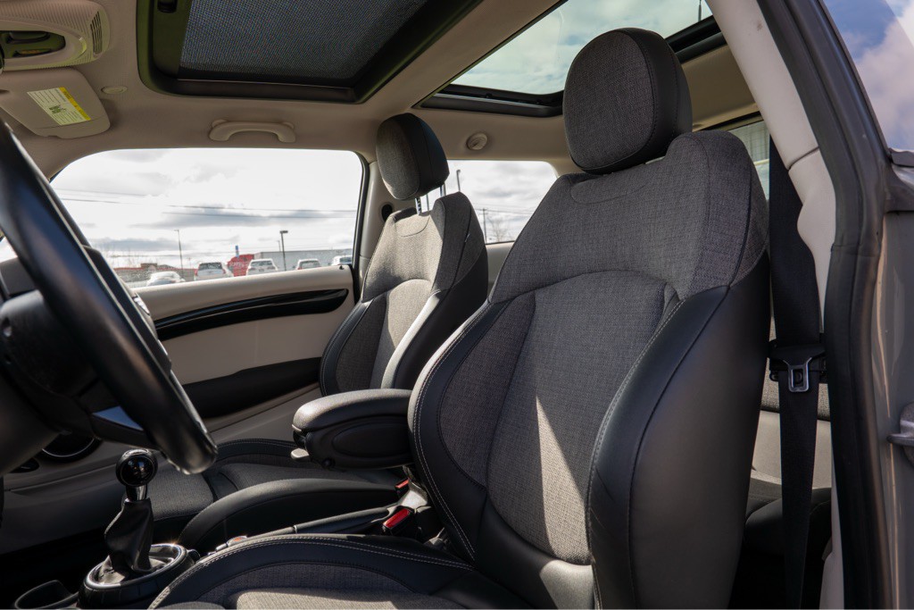 2015 MINI Cooper Image 28