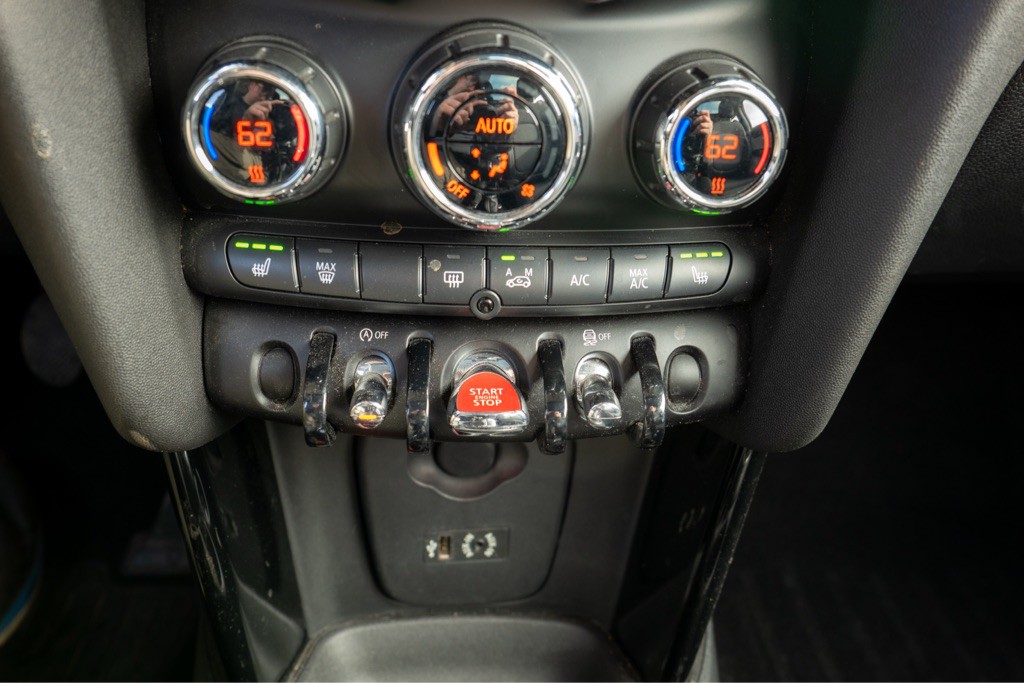 2015 MINI Cooper Image 30