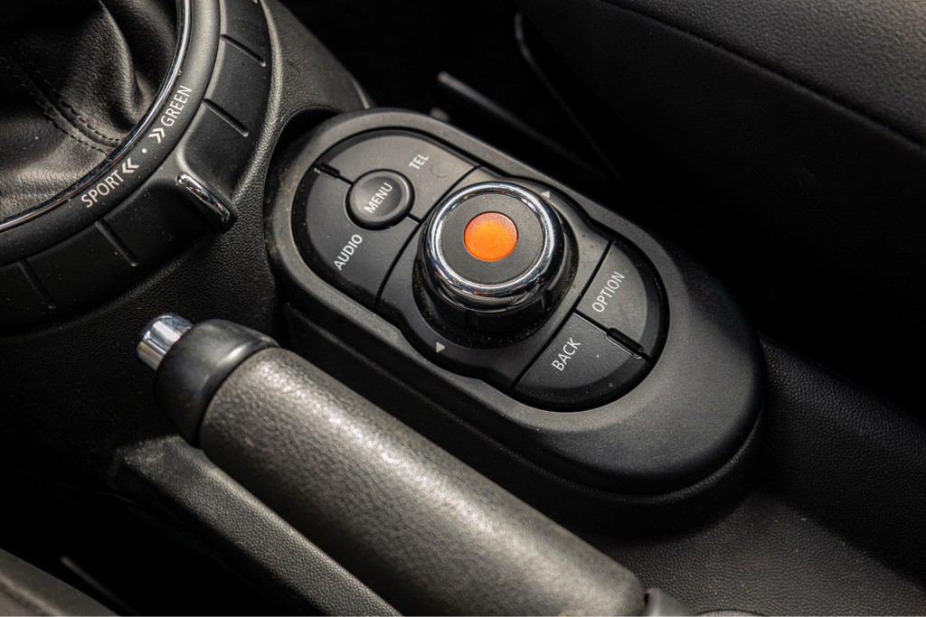 2015 MINI Cooper Image 32