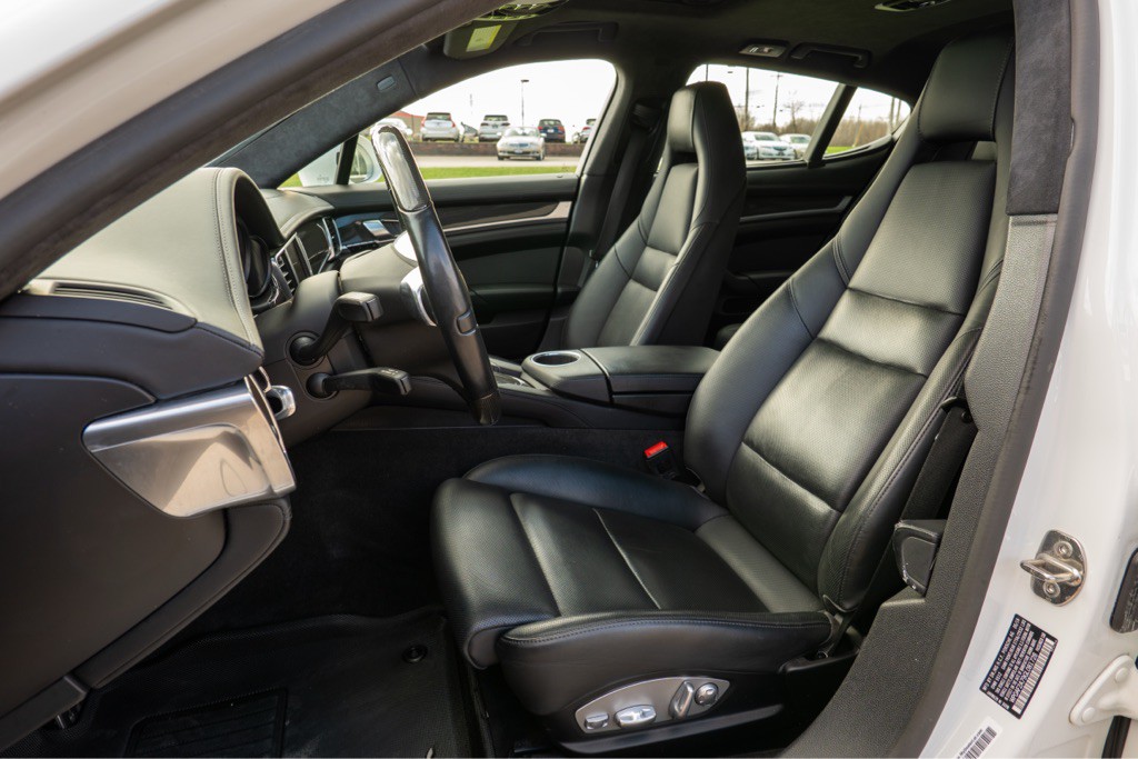 2016 Porsche Panamera Image 17