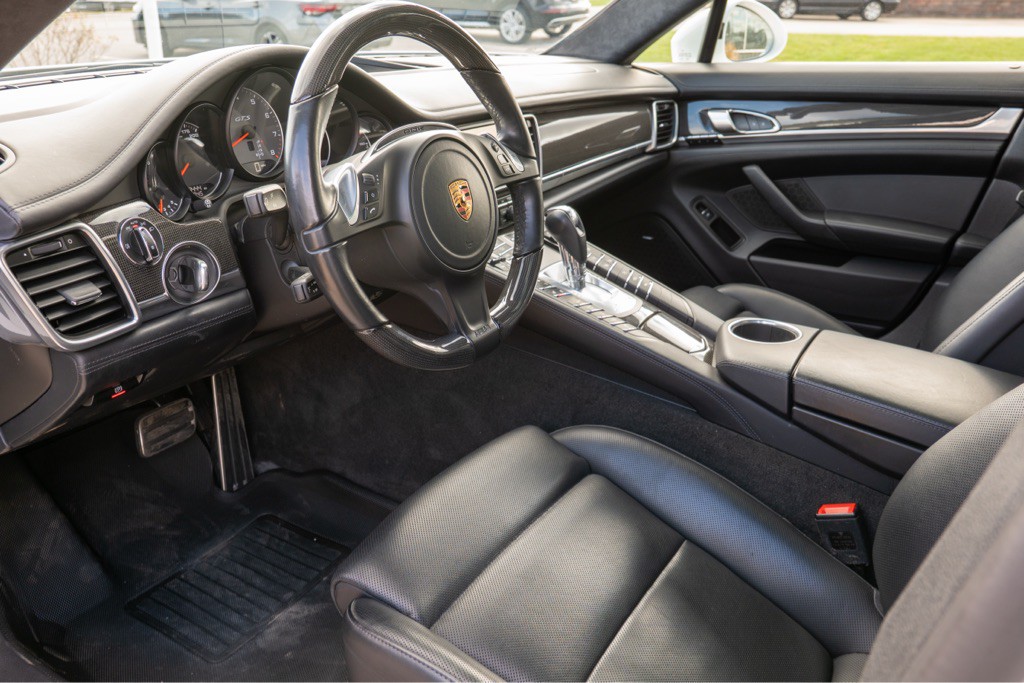 2016 Porsche Panamera Image 18