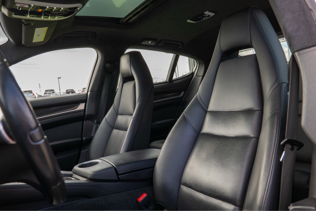 2016 Porsche Panamera Image 26