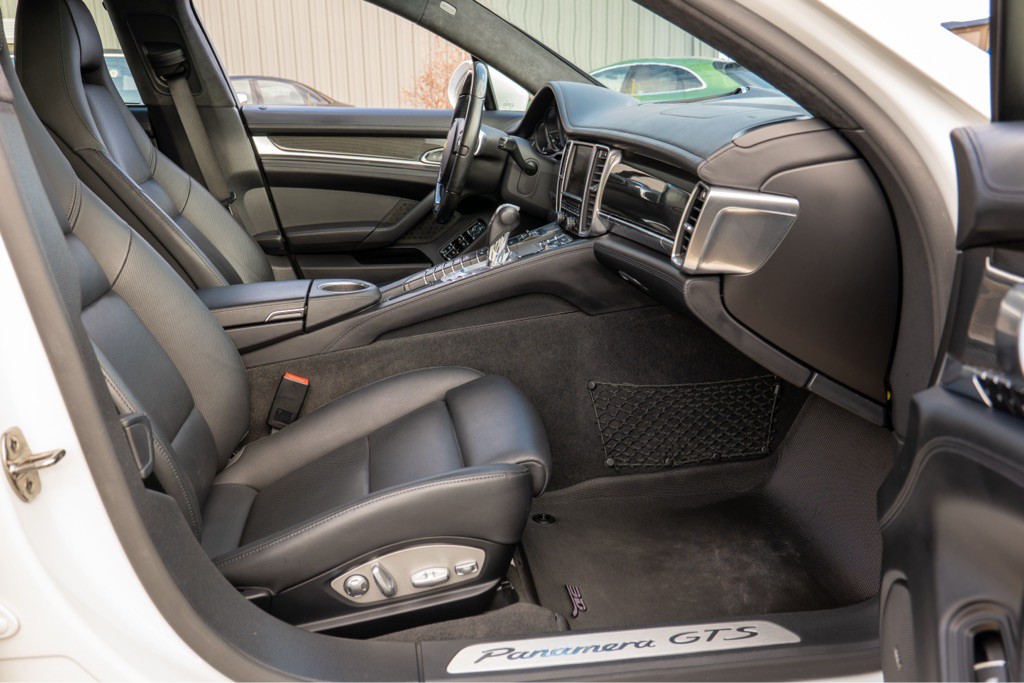 2016 Porsche Panamera Image 30