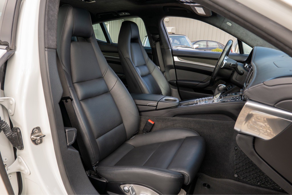 2016 Porsche Panamera Image 31