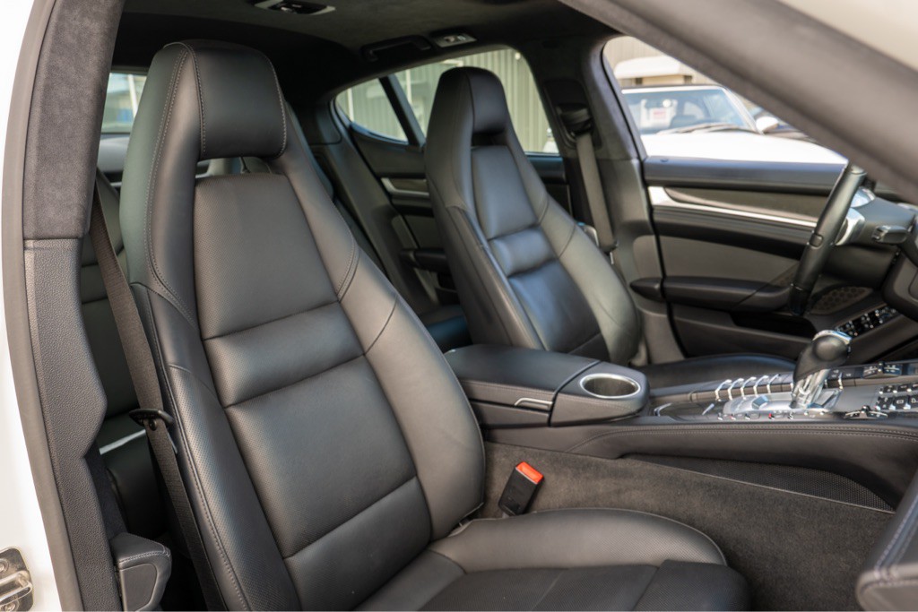 2016 Porsche Panamera Image 32