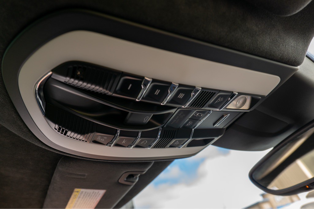 2016 Porsche Panamera Image 36