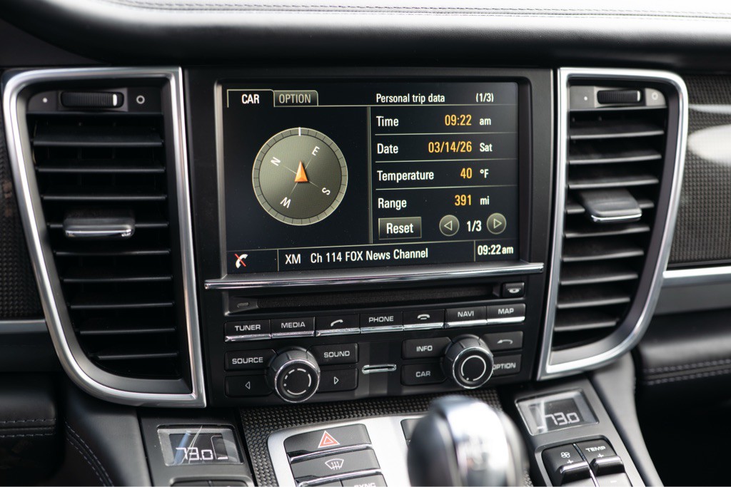 2016 Porsche Panamera Image 39