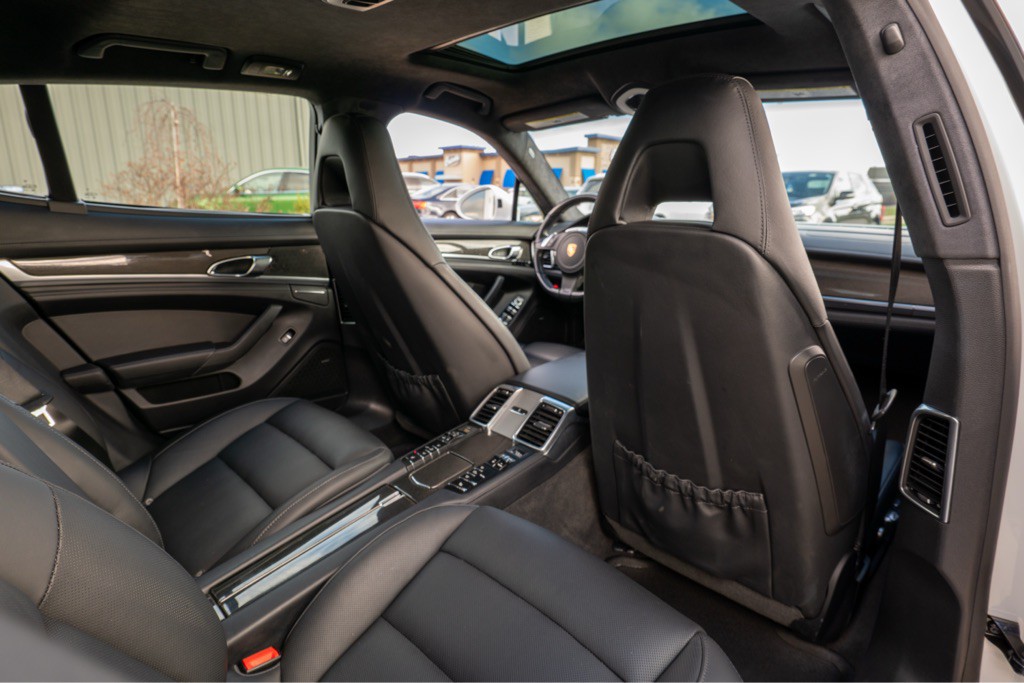 2016 Porsche Panamera Image 42