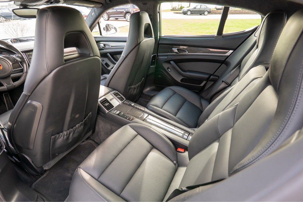 2016 Porsche Panamera Image 43