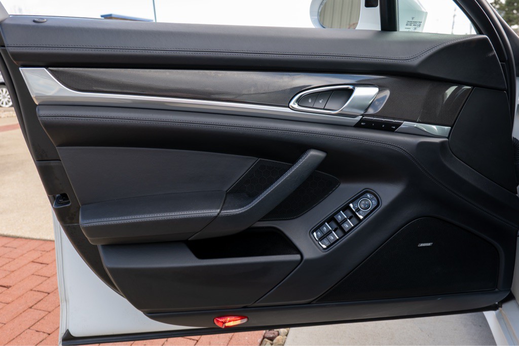 2016 Porsche Panamera Image 50