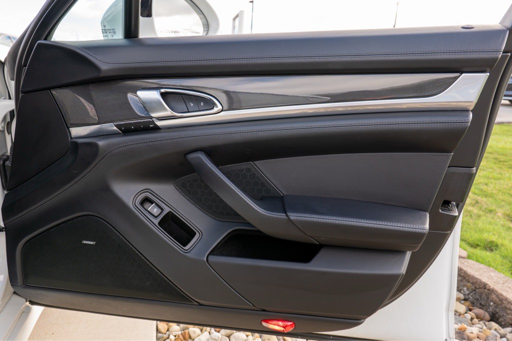 2016 Porsche Panamera Image 53