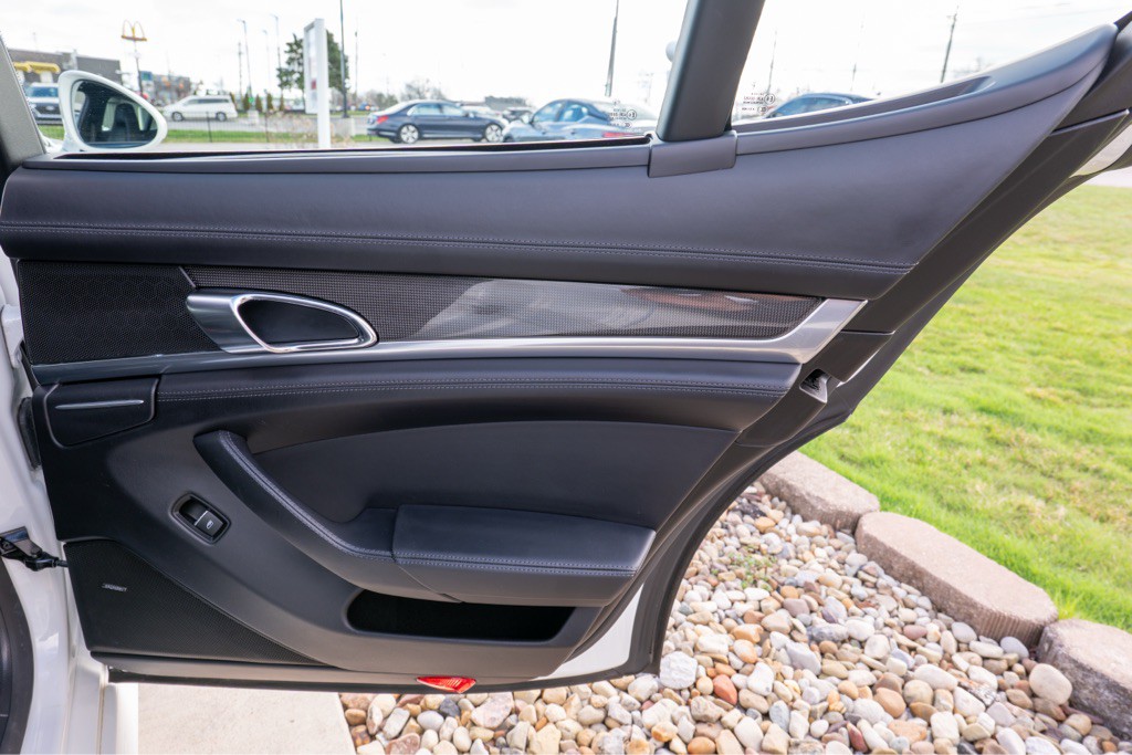 2016 Porsche Panamera Image 55