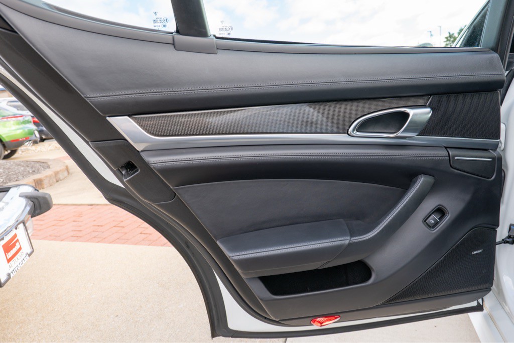 2016 Porsche Panamera Image 56