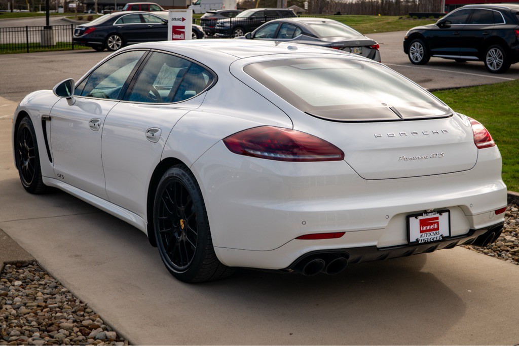 2016 Porsche Panamera Image 9