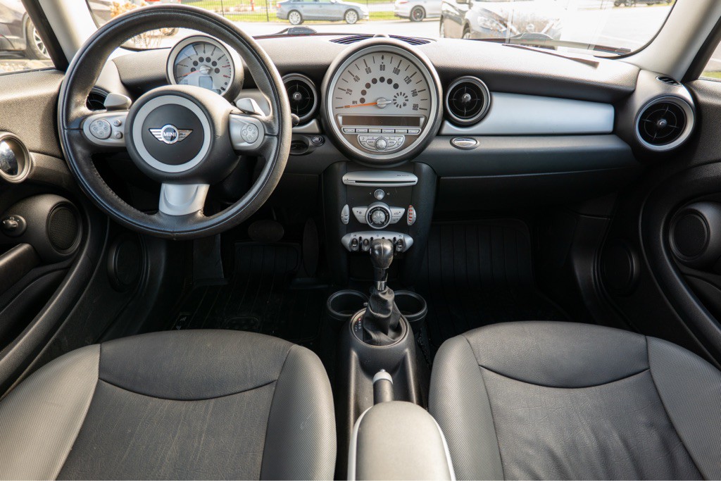 2009 MINI Cooper Image 2