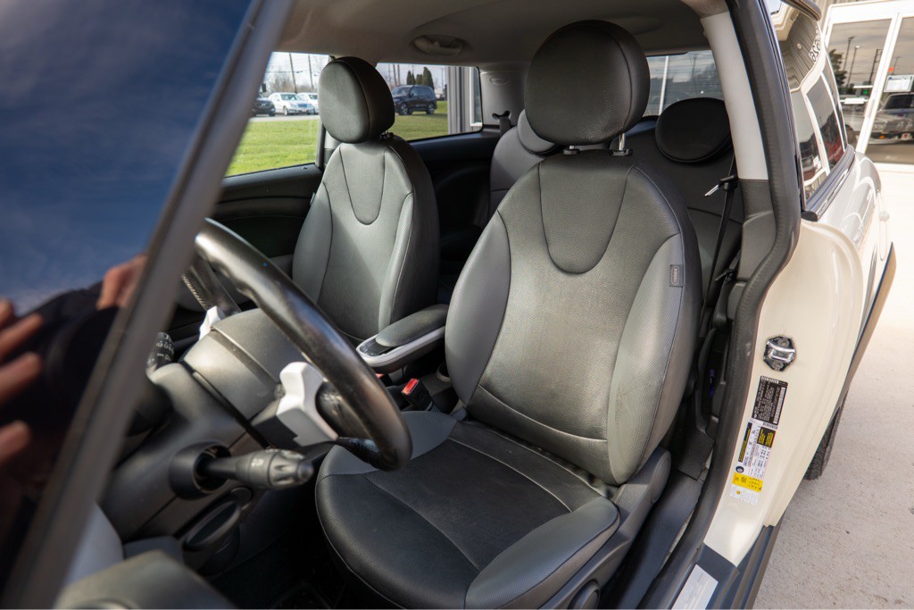 2009 MINI Cooper Image 21