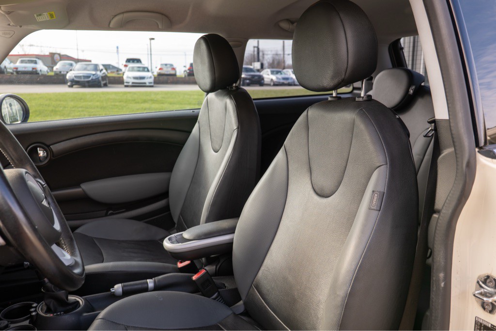 2009 MINI Cooper Image 22