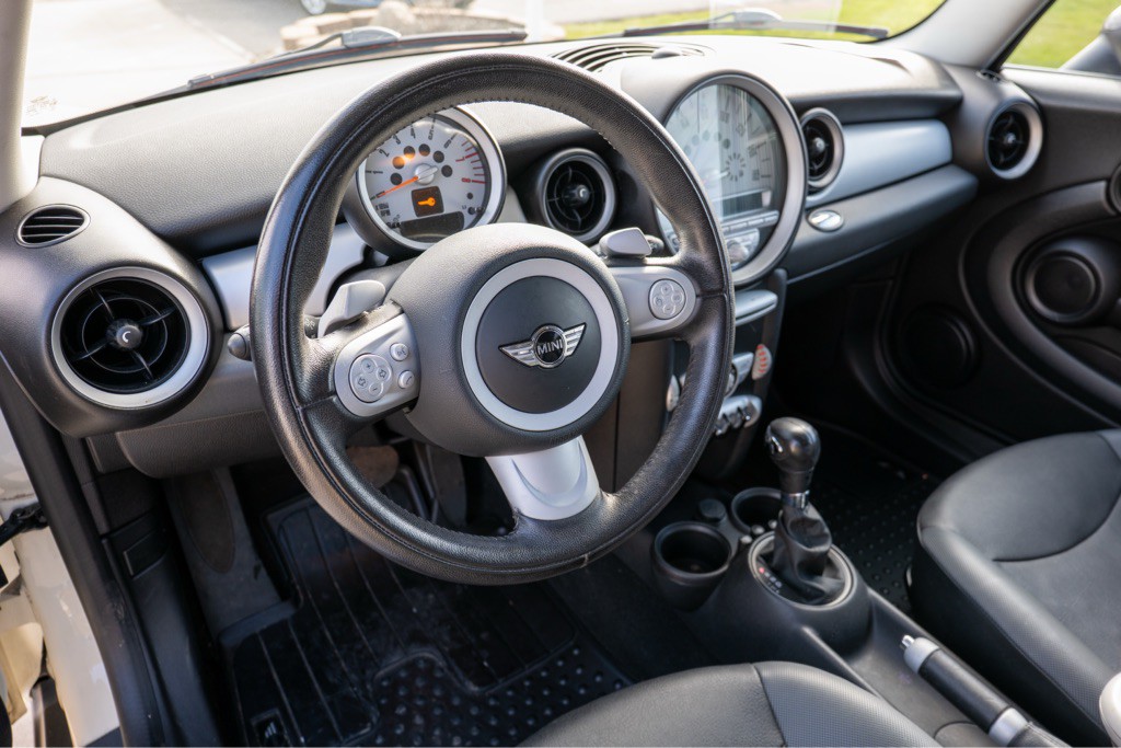 2009 MINI Cooper Image 24