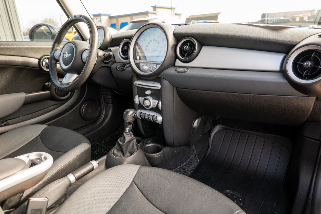 2009 MINI Cooper Image 28