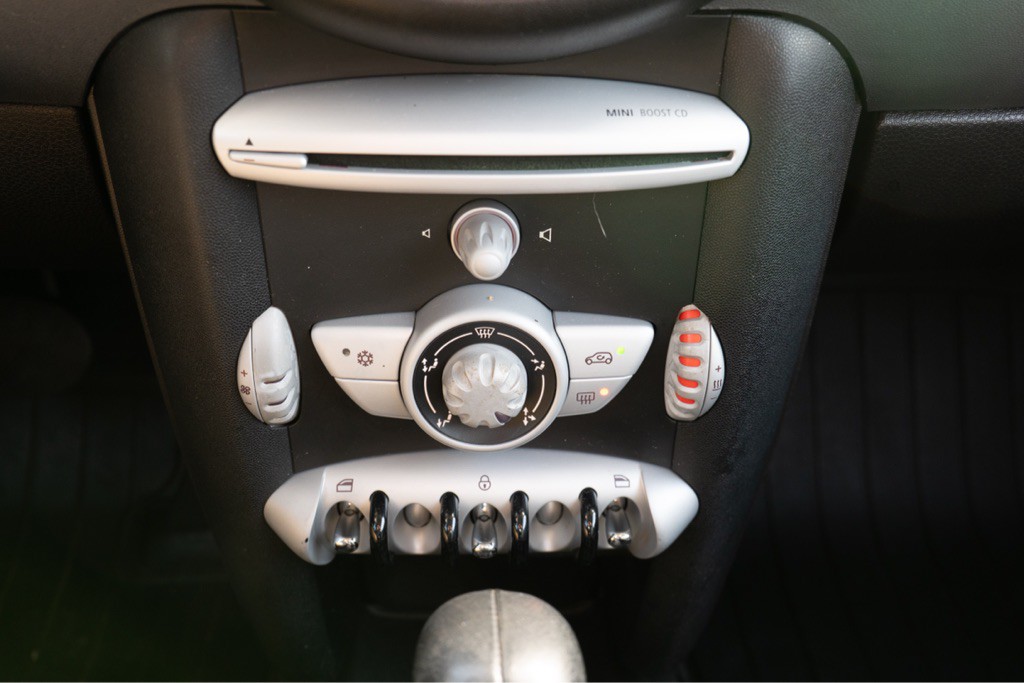 2009 MINI Cooper Image 30