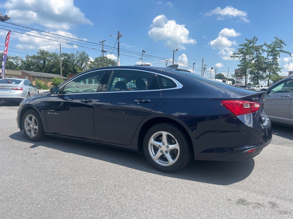 2018 Chevrolet Malibu Image 2