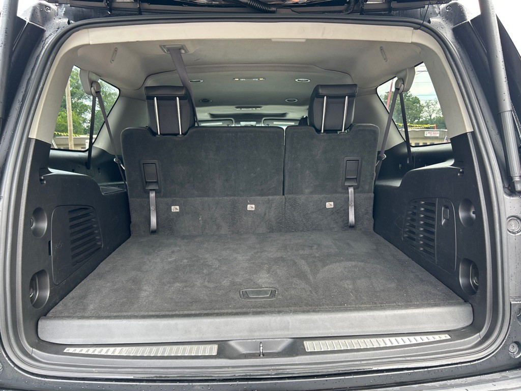 2017 Chevrolet Suburban Image 3