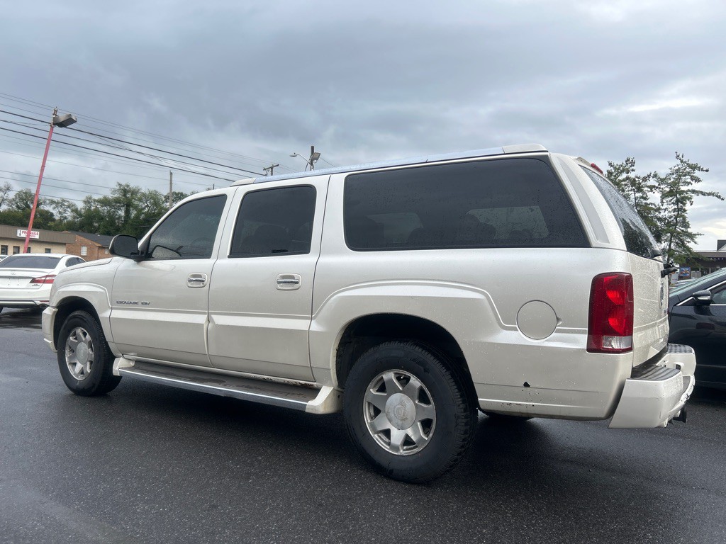 2005 Cadillac Escalade Image 2