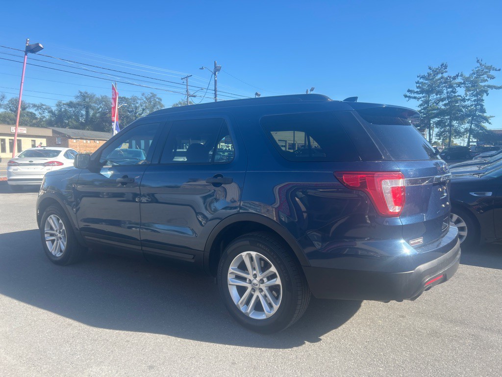 2017 Ford Explorer Image 2