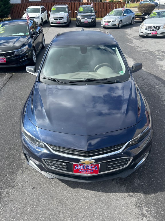 2017 Chevrolet Malibu Image 2