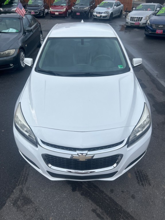 2016 Chevrolet Malibu Image 2