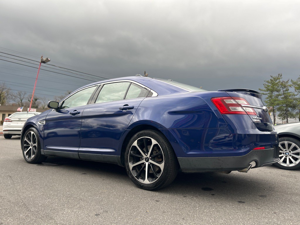 2015 Ford Taurus Image 2