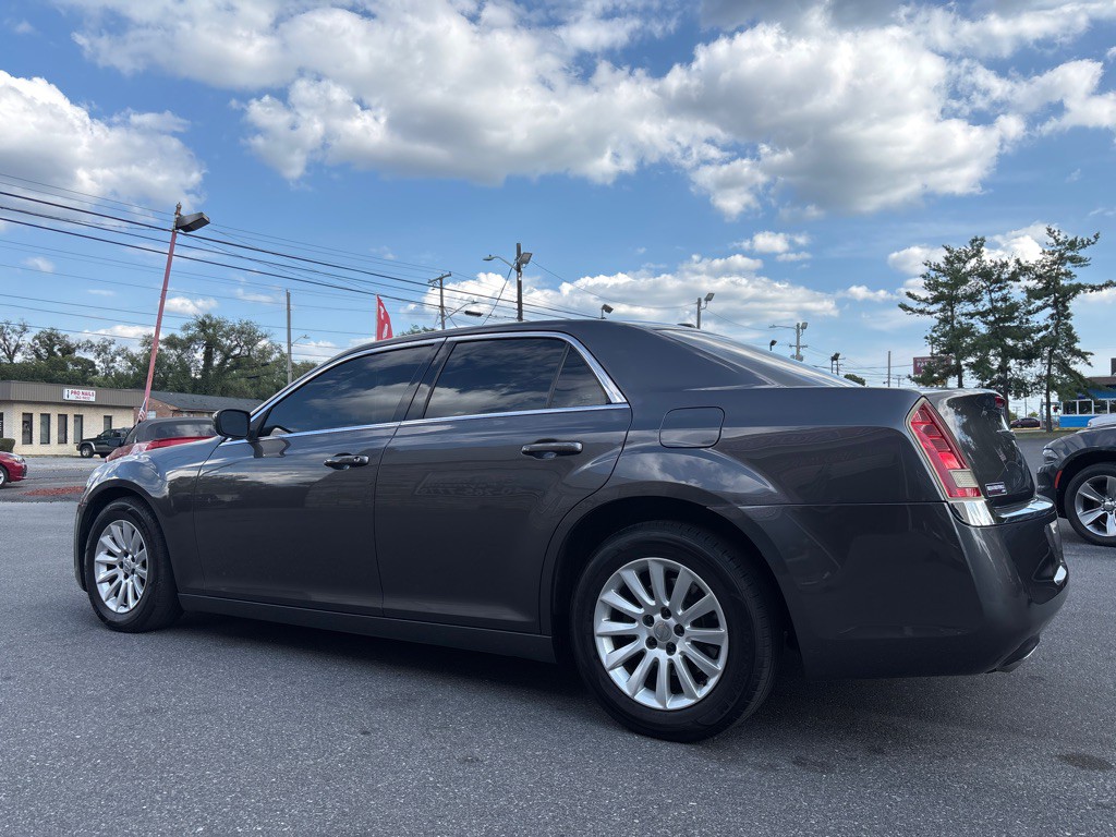 2013 Chrysler 300 Image 2