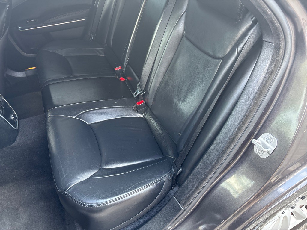2013 Chrysler 300 Image 3