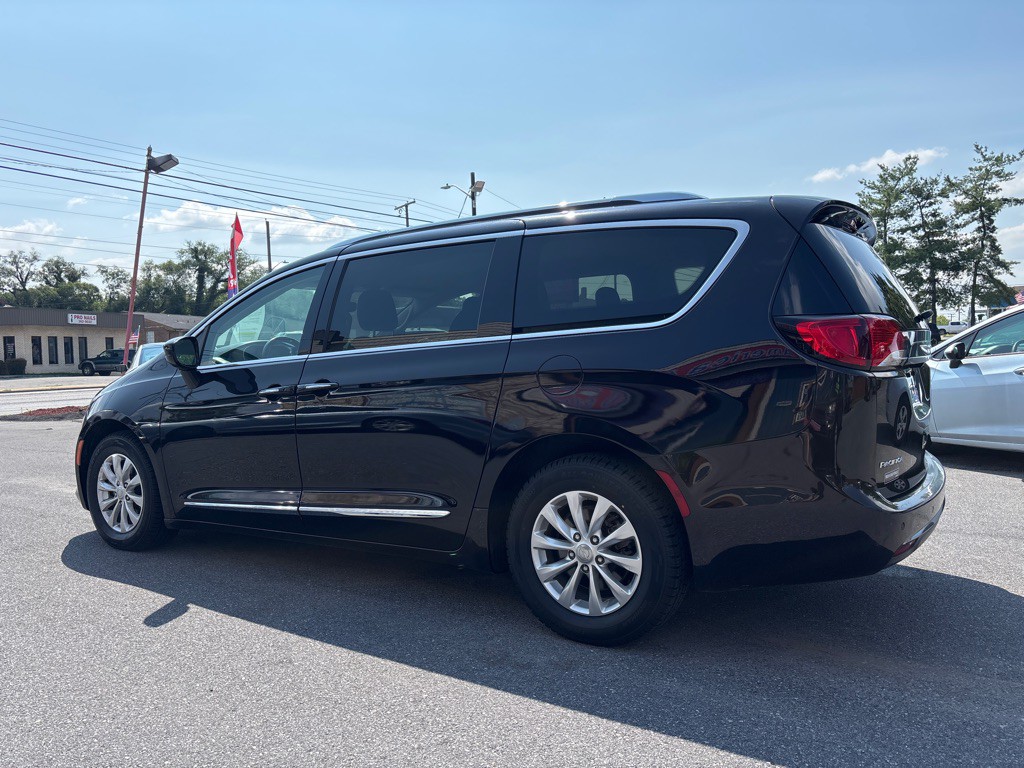 2019 Chrysler Pacifica Image 2