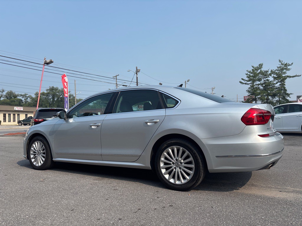2016 Volkswagen Passat Image 2
