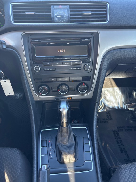 2015 Volkswagen Passat Image 8