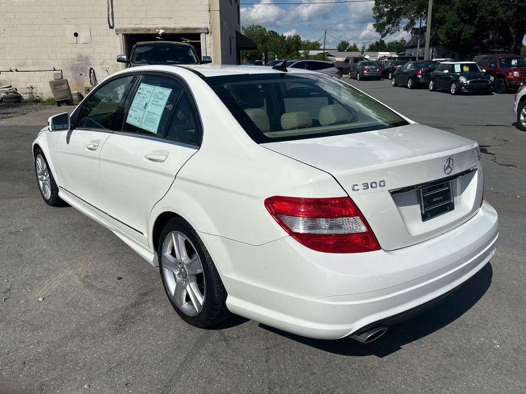 2010 Mercedes-Benz C-Class Image 3
