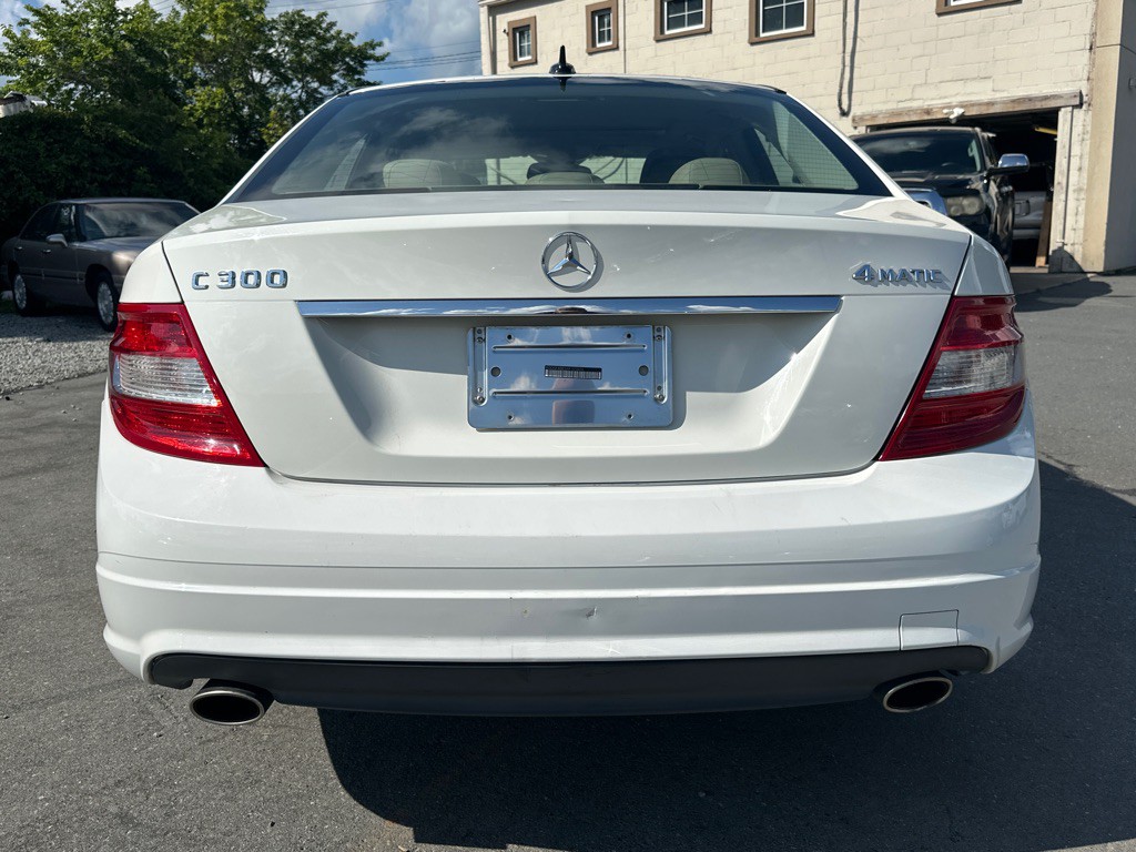 2010 Mercedes-Benz C-Class Image 4