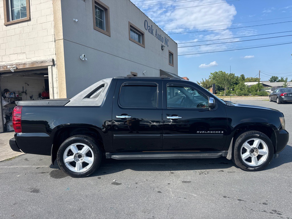 2008 Chevrolet Avalanche Image 2